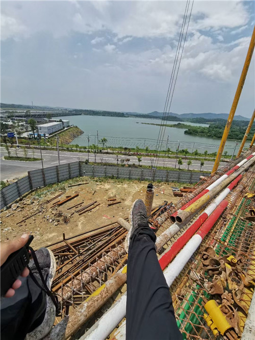 勐腊县作业中发生设备损坏或人员意外，责任怎么划分？